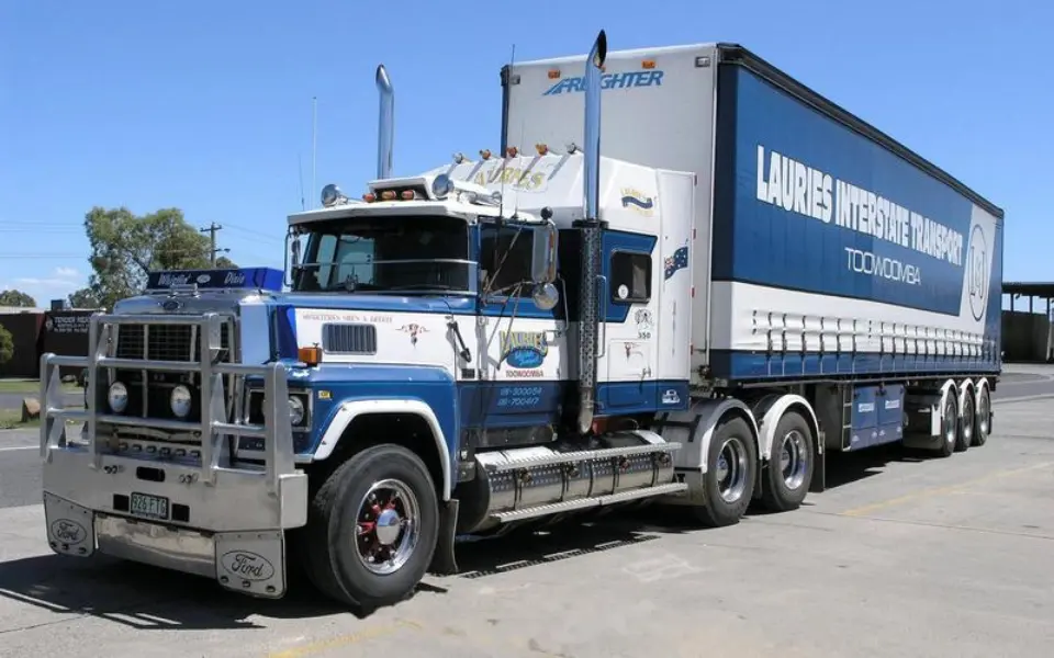 Kāpēc iekšzemes kravas automašīnas nenovirza izplūdes caurules uz augšu?